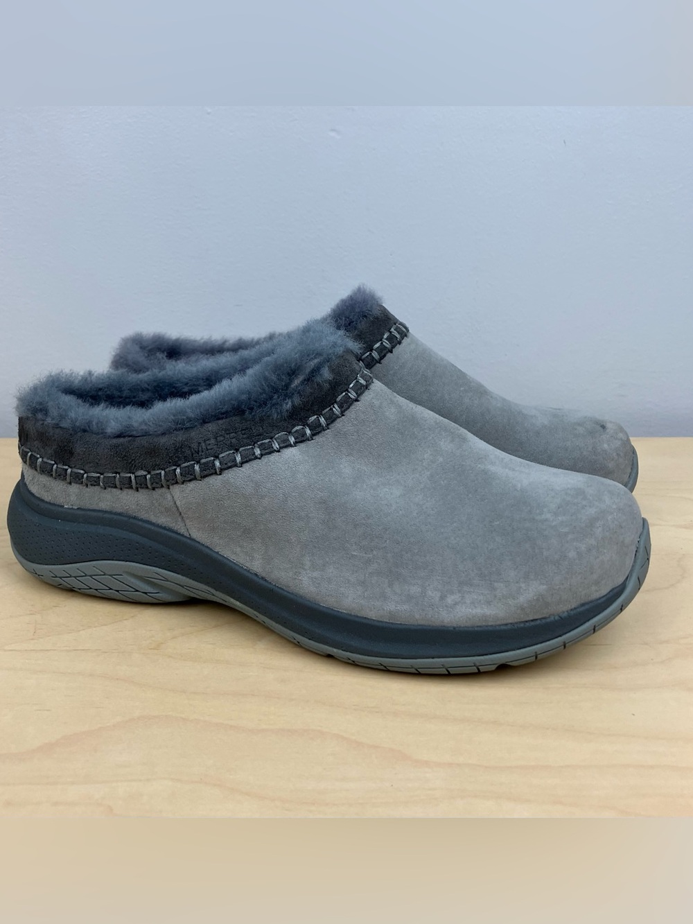 Merrell Women’s Size 6.0 Encore Ice 5 Gray Suede Faux Fur Lined Slip On Clogs